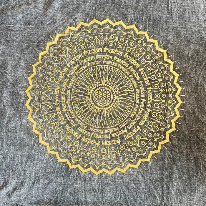 Mandala T-Shirt aus 100 % Baumwolle mit Stonewashed-Effekt