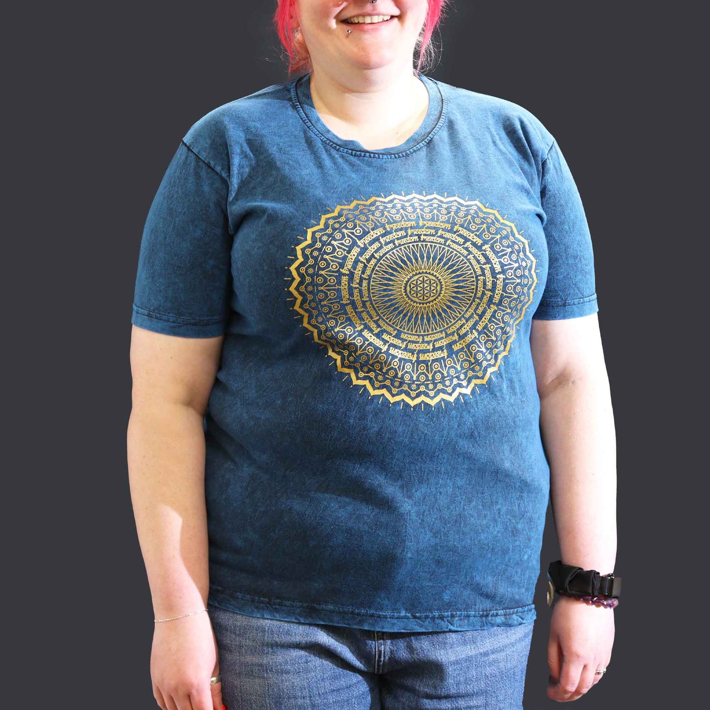 Mandala T-Shirt aus 100 % Baumwolle mit Stonewashed-Effekt