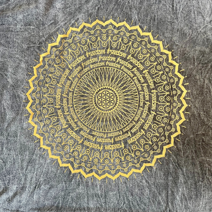 Mandala T-Shirt aus 100 % Baumwolle mit Stonewashed-Effekt